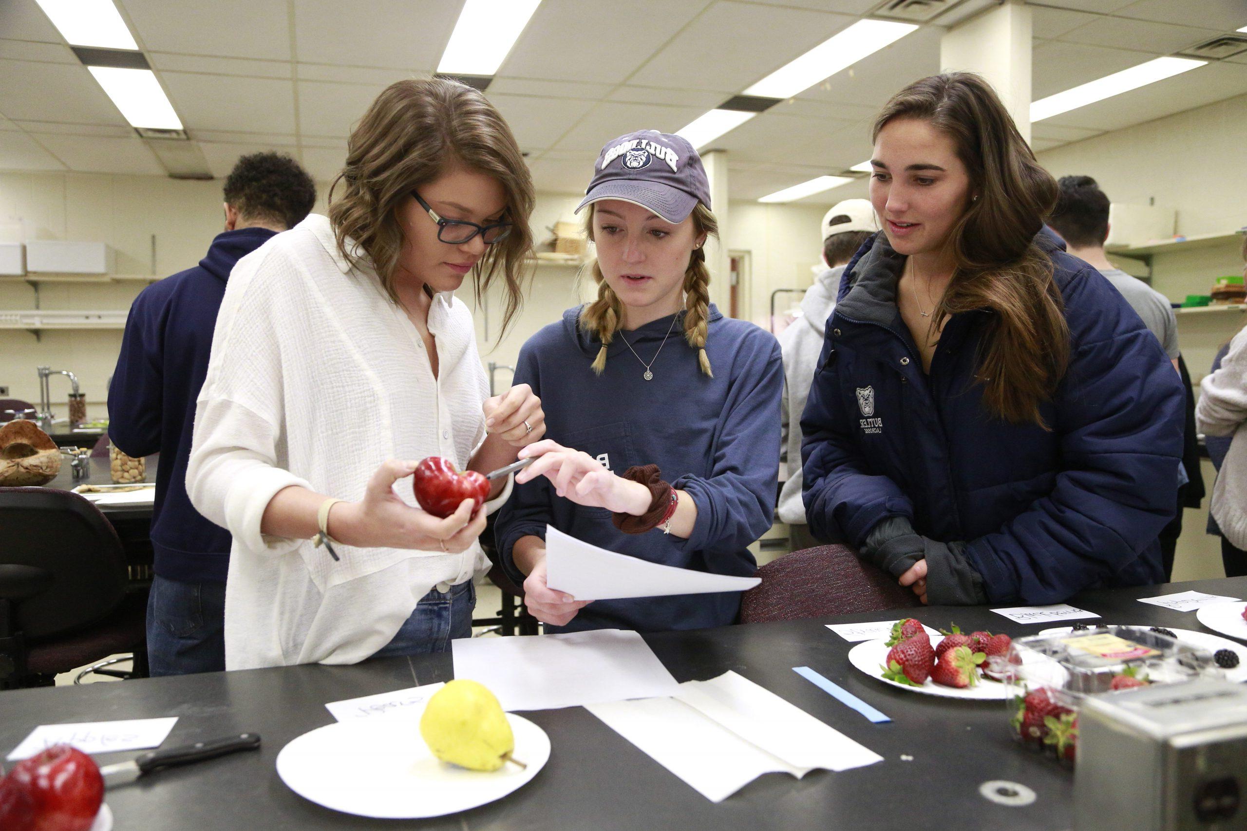 三个女学生在科学实验室里做实验.